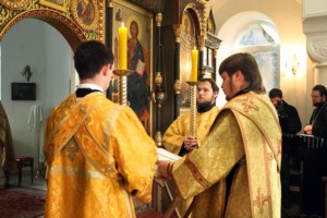 Божественная литургия на Архиерейскоом подворье — в храме в честь иконы Божией Матери «Утоли моя печали» города Саратова