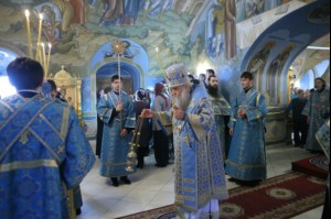 Вечернее богослужение с чтением акафиста Пресвятой Богородице в Свято-Троицком соборе Саратова