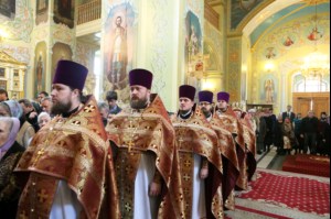 В Великий Четверг Митрополит Лонгин совершил Литургию Василия Великого и Чин умовения ног
