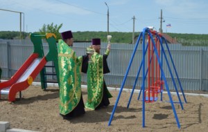 В рамках проекта «Отдых со смыслом» на территории шиханского храма открыта детская игровая площадка