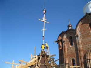 В селе Казанла Базарно-Карабулакского района освятили купола храма во имя святого апостола Иоанна Богослова