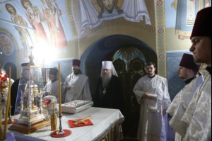 Митрополит Лонгин совершил Царские часы, Изобразительны, Великую вечерню и Крещальную литургию в Свято-Троицком кафедральном соборе Саратова