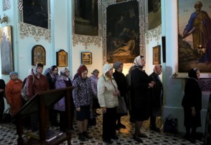 Митрополит Лонгин совершил вечерню с выносом Плащаницы