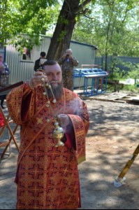 Совершен чин освящения креста и купола храма в честь иконы Божией Матери «Нечаянная Радость» в Заводском районе