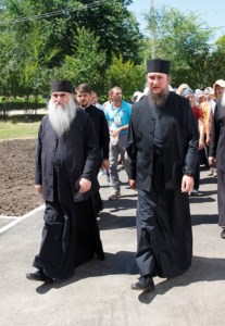 Митрополит Лонгин и Епископ Пахомий прошли часть пути вместе с участниками крестного хода Балашов — Вавилов Дол