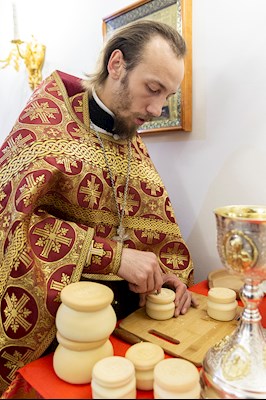 Божественная литургия в храме во имя святых бессребреников и чудотворцев Космы и Дамиана г. Саратова