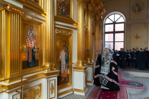 Уставное богослужение на Архиерейском подворье — в храме во имя святого апостола и евангелиста Иоанна Богослова при СПДС