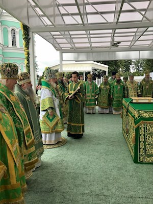 Божественная литургия на соборной площади Серафимо-Дивеевского монастыря