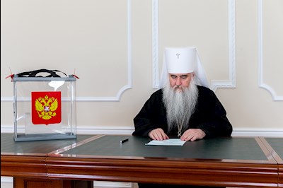Митрополит Лонгин принял участие в голосовании по поправкам к Конституции Российской Федерации
