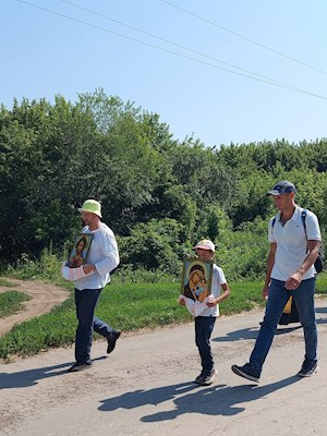 Совершен крестный ход от восстанавливающего Свято-Никольского храма в Стригае до источника святой Параскевы