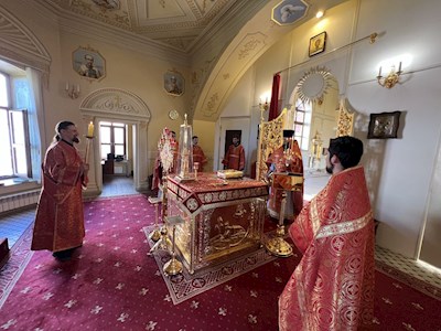 Выпускники СПДС в священном сане совершили богослужение