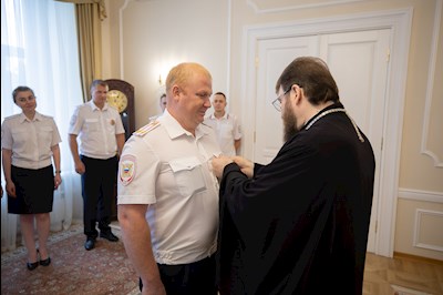 Митрополит Игнатий наградил сотрудников ГИБДД