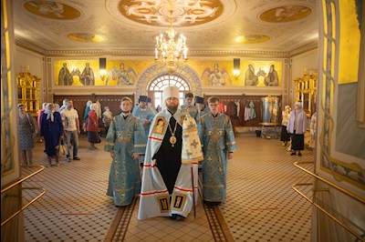 Митрополит Игнатий совершил Божественную литургию в Свято-Троицком кафедральном соборе Саратова