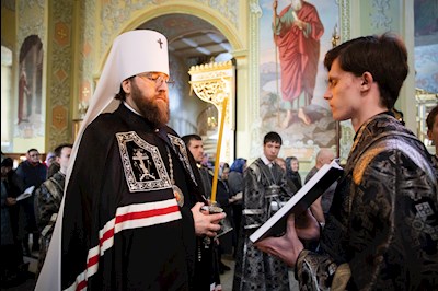 Митрополит Игнатий совершил великое повечерие с чтением Великого покаянного канона преподобного Андрея Критского в Покровском соборе г. Саратова