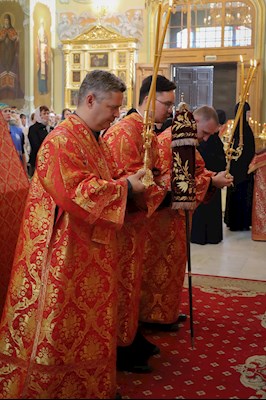 Епископ Тарасий совершил Божественную литургию в Покровском соборе г. Саратова, у ковчега с мощами святого великомученика Георгия Победоносца