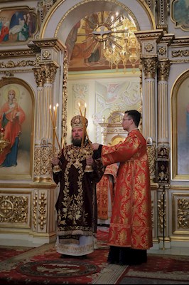 Епископ Тарасий совершил Божественную литургию в Покровском соборе г. Саратова, у ковчега с мощами святого великомученика Георгия Победоносца