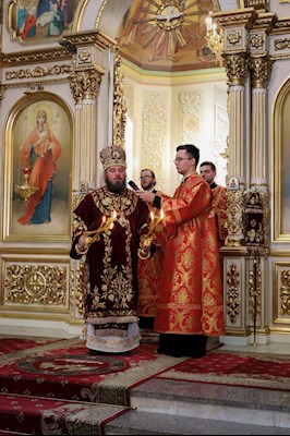 Епископ Тарасий совершил Божественную литургию в Покровском соборе г. Саратова, у ковчега с мощами святого великомученика Георгия Победоносца
