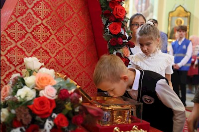 Епископ Тарасий совершил Божественную литургию в Покровском соборе г. Саратова, у ковчега с мощами святого великомученика Георгия Победоносца