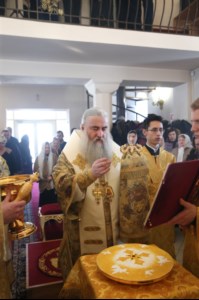 Божественная литургия в храме святителей Василия Великого, Григория Богослова, Иоанна Златоуста г.Саратова