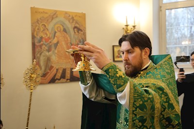 Митрополит Игнатий совершил Литургию Преждеосвященных Даров в храме в честь иконы Божией Матери «Всех скорбящих Радость» г. Саратова