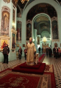 Архиепископ Элистинский и Калмыцкий Юстиниан совершил Божественную литургию в Духосошественском кафедральном соборе города Саратова