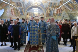 Вечернее богослужение с чтением акафиста Пресвятой Богородице в Свято-Троицком соборе Саратова