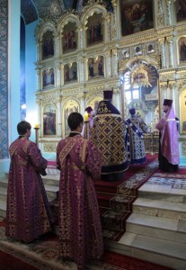 Всенощное бдение c Чином Воздвижения Креста в Духосошественском соборе города Саратова