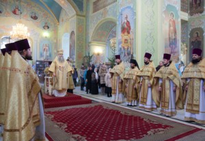 Божественная литургия в храме в честь Покрова Пресвятой Богородицы города Саратова