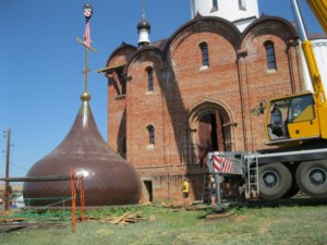 В селе Казанла Базарно-Карабулакского района освятили купола храма во имя святого апостола Иоанна Богослова