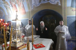 Митрополит Лонгин совершил Царские часы, Изобразительны, Великую вечерню и Крещальную литургию в Свято-Троицком кафедральном соборе Саратова