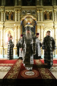 Митрополит Лонгин совершил утреню с Чином погребения
