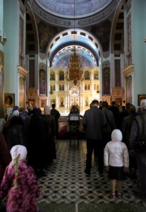 Митрополит Лонгин совершил вечерню с выносом Плащаницы