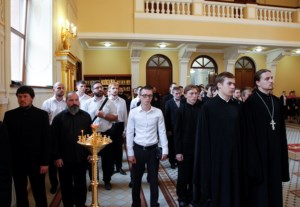 Божественная литургия на Архиерейском подворье — храме во имя святого апостола и евангелиста Иоанна Богослова при Саратовской православной духовной семинарии