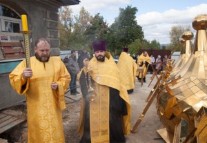 Совершено освящение крестов и куполов строящегося храма во имя святого благоверного князя Михаила Черниговского и боярина его Феодора г. Саратова