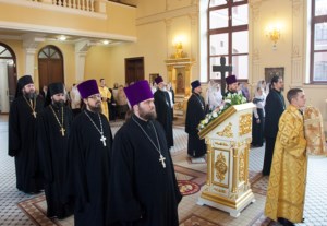 Божественная литургия на Архиерейском подворье — храме во имя святого апостола и евангелиста Иоанна Богослова при Саратовской православной духовной семинарии