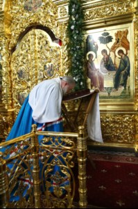 Рождественская Божественная литургия в Свято-Троицком кафедральном соборе Саратова