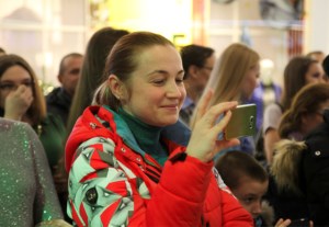 Посетители одного из саратовских торговых центров стали зрителями Рождественского флешмоба