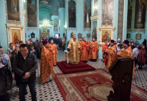 Архиепископ Элистинский и Калмыцкий Юстиниан совершил Божественную литургию и панихиду в Духосошественском храме г. Саратова