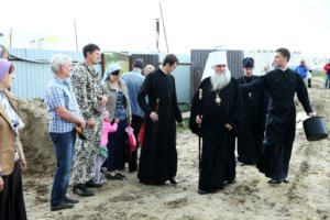 Митрополит Лонгин совершил чин освящения крестов и куполов строящегося храма во имя новомучеников и исповедников Саратовских г. Саратова