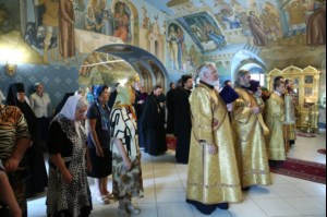 Митрополит Лонгин и Епископ Пахомий совершили Божественную литургию в Троицком соборе и молебен перед главной святыней Саратовской земли — образом Спаса Нерукотворного