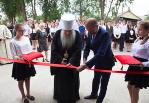 Митрополит Лонгин освятил спортивный зал школы и дом культуры села Сторожевка