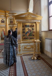 Утреннее богослужение на Архиерейском подворье — храме во имя святого апостола и евангелиста Иоанна Богослова при СПДС