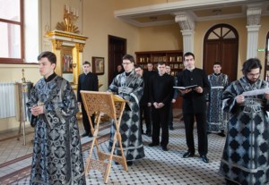 Литургия Преждеосвященных Даров на Архиерейском подворье — храме во имя святого апостола и евангелиста Иоанна Богослова при Саратовской православной духовной семинарии
