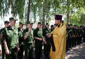 Священник благословил новобранцев перед отправкой на воинскую службу