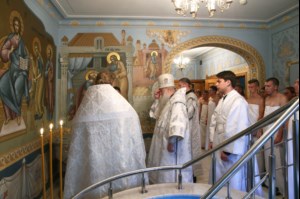 Крещальная литургия в Свято-Троицком соборе Саратова