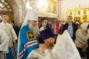 Митрополит Лонгин совершил пасхальное богослужение