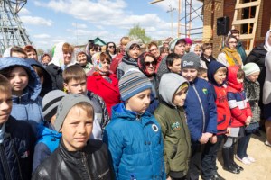 Митрополит Лонгин освятил колокола Свято-Никольского храма села Октябрьский Городок
