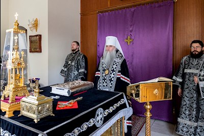 Литургия Преждеосвященных Даров на Архиерейском подворье — в храме в честь иконы Божией Матери «Утоли моя печали» г. Саратова