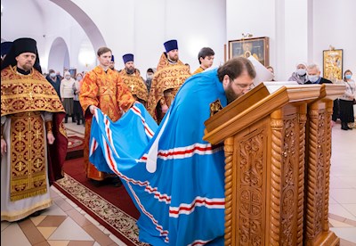 Митрополит Игнатий совершил Божественную литургию в Петропавловском храме Саратова