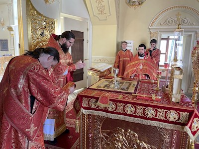 Выпускники СПДС в священном сане совершили богослужение
